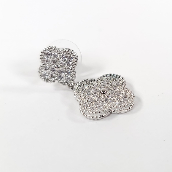 New! Woman's Stainless Steel four leaf earrings. Silver color - Picture 5 of 6